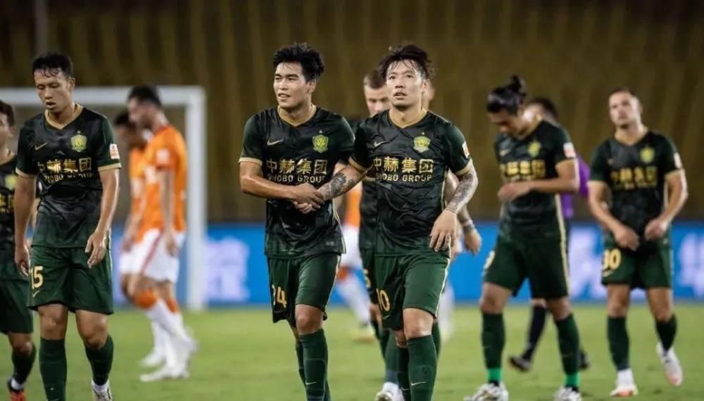 由于此时正是除夕夜，身边并没有什么人。